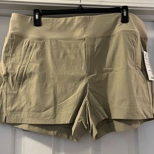 NWT Athleta Trekkie North Shorts. Ecru/tan. Women’s plus size 20